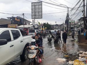 Jalan Raya Jatimekar Bekasi Masih Tergenang Banjir