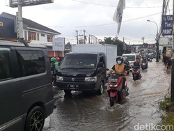 Jalan Raya Jatimekar Bekasi Masih Tergenang, Lalu Lintas Tersendat