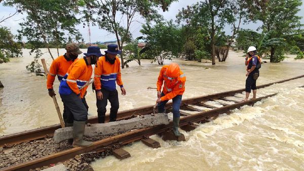 Foto Jalur Kereta Api Terkena Banjir, Lumpuhkan Rute Jarak Jauh
