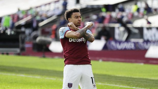LONDON, ENGLAND - FEBRUARY 21: Jesse Lingard of West Ham United celebrates after scoring their side's second goal during the Premier League match between West Ham United and Tottenham Hotspur at London Stadium on February 21, 2021 in London, England. Sporting stadiums around the UK remain under strict restrictions due to the Coronavirus Pandemic as Government social distancing laws prohibit fans inside venues resulting in games being played behind closed doors. (Photo by Kirsty Wigglesworth - Pool/Getty Images)