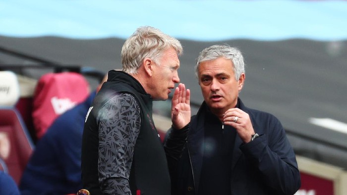 LONDON, ENGLAND - FEBRUARY 21: David Moyes (L), Manager of West Ham United interacts with Jose Mourinho, Manager of Tottenham Hotspur prior to the Premier League match between West Ham United and Tottenham Hotspur at London Stadium on February 21, 2021 in London, England. Sporting stadiums around the UK remain under strict restrictions due to the Coronavirus Pandemic as Government social distancing laws prohibit fans inside venues resulting in games being played behind closed doors. (Photo by Clive Rose/Getty Images)