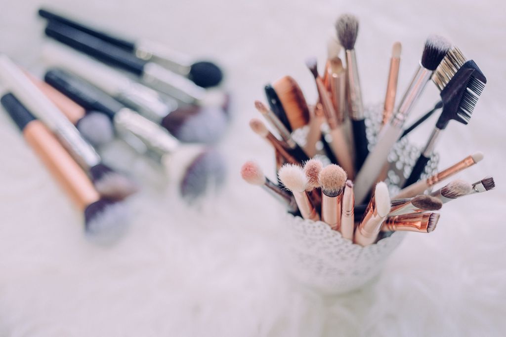 brush dan make up tools yang ada dalam satu wadah/Photo by unsplash.com/@freestocks