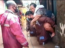 Aksi Kapolsek Gendong Lansia Sakit Saat Cilandak Dilanda Banjir