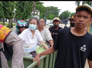 Aksi Kapolsek Evakuasi Warga Pakai Gerobak di Tengah Banjir Jakarta