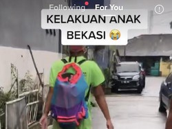 Viral Bikin Ngakak, Kelakuan Pria Bekasi Beraksi Bak Atlet Renang di Air Banjir