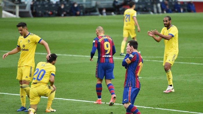 BARCELONA, SPAIN - FEBRUARY 21: Lionel Messi of FC Barcelona reacts after missing a chance during the La Liga Santander match between FC Barcelona and Cadiz CF at Camp Nou on February 21, 2021 in Barcelona, Spain. Sporting stadiums around Spain remain under strict restrictions due to the Coronavirus Pandemic as Government social distancing laws prohibit fans inside venues resulting in games being played behind closed doors. (Photo by Alex Caparros/Getty Images)