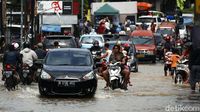 Lalin Tersendat di Jalan Raya Jatimekar Gegara Genangan