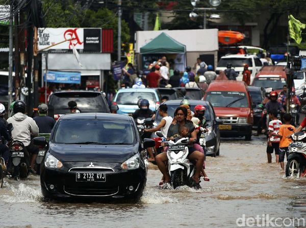Lalin Tersendat di Jalan Raya Jatimekar Gegara Genangan