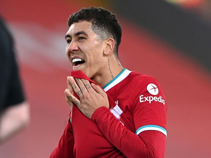 LIVERPOOL, ENGLAND - FEBRUARY 20: Roberto Firmino of Liverpool reacts as his team concede a penalty during the Premier League match between Liverpool and Everton at Anfield on February 20, 2021 in Liverpool, England. Sporting stadiums around the UK remain under strict restrictions due to the Coronavirus Pandemic as Government social distancing laws prohibit fans inside venues resulting in games being played behind closed doors. (Photo by Laurence Griffiths/Getty Images)