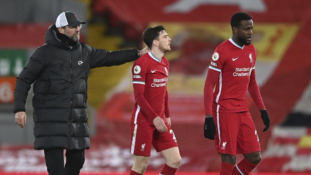 Liverpool's manager Jurgen Klopp, left walks off the pitch with his players Liverpool's Andrew Robertson, centre and Liverpool's Divock Origi during the English Premier League soccer match between Liverpool and Everton at Anfield in Liverpool, England, Saturday, Feb. 20, 2021. Everton won the game 2-0. (Lawrence Griffiths/ Pool via AP)