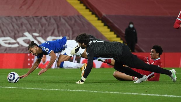 Soccer Football - Premier League - Liverpool v Everton - Anfield, Liverpool, Britain - February 20, 2021 Everton's Dominic Calvert-Lewin is fouled by Liverpool's Trent Alexander-Arnold resulting in a penalty Pool via REUTERS/Laurence Griffiths EDITORIAL USE ONLY. No use with unauthorized audio, video, data, fixture lists, club/league logos or 'live' services. Online in-match use limited to 75 images, no video emulation. No use in betting, games or single club /league/player publications.  Please contact your account representative for further details.