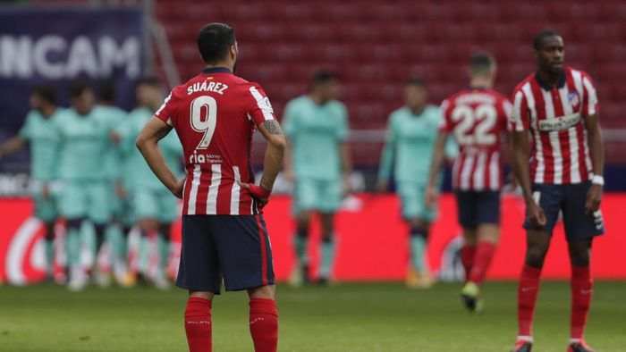 luis suarez atletico madrid vs levante atletico madrid laliga liga spanyol Atletico Madrids Luis Suarez, left, gestures as Levantes Jose Luis Morales celebrates with his teammates scoring his sides opening goal during the Spanish La Liga soccer match between Atletico Madrid and Levante at the Wanda Metropolitano stadium in Madrid, Spain, Saturday, Feb. 20, 2021. (AP Photo/Manu Fernandez)