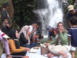 Selow di Curug Sambil Makan Durian, Banjarnegara Punya Tempatnya
