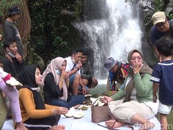 Selow di Curug Sambil Makan Durian, Banjarnegara Punya Tempatnya
