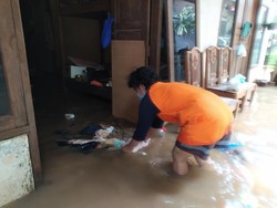 Cerita Ibu di Cipinang Melayu, Sendirian Gendong Anak Terobos Banjir