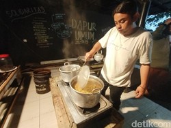 Melihat Dapur Umum Mandiri untuk Korban Banjir di Karawang Barat