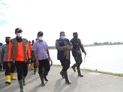 Tinjau Banjir Karawang, Menko PMK Minta Penanganan Tak Angin-anginan