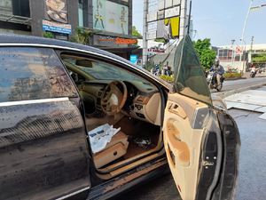 Teliti Lagi, Ini 7 Ciri Mobil Bekas Pernah Terendam Banjir Teliti Lagi, Ini 7 Ciri Mobil Bekas Pernah Terendam Banjir