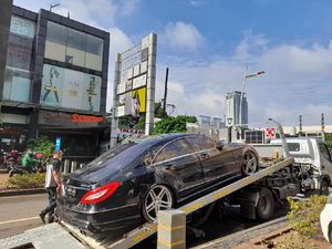 Mobil Mercedes-Benz yang Terendam Banjir di Jalan Raya Kemang Dievakuasi