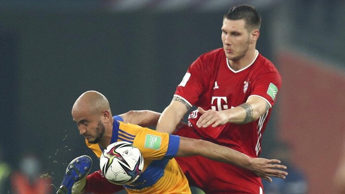 Tigres Carlos Gonzalez, left, is challenged by Bayerns Niklas Suele during the Club World Cup final soccer match between FC Bayern Munich and Tigres at the Education City stadium in Al Rayyan, Qatar, Thursday, Feb. 11, 2021. (AP Photo)