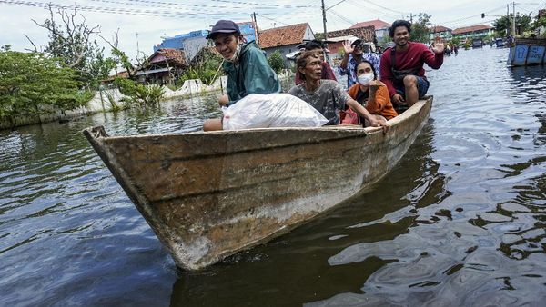 Jasa Ojek Perahu di Banjir Pekalongan