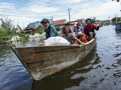 Jasa Ojek Perahu di Banjir Pekalongan