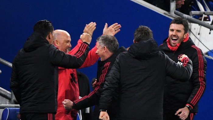 CARDIFF, WALES - DECEMBER 22:  Ole Gunnar Solskjaer, Interim Manager of Manchester United and his coaching staff celebrate as Marcus Rashford of Manchester United scores their teams first goal during the Premier League match between Cardiff City and Manchester United at Cardiff City Stadium on December 22, 2018 in Cardiff, United Kingdom.  (Photo by Stu Forster/Getty Images)