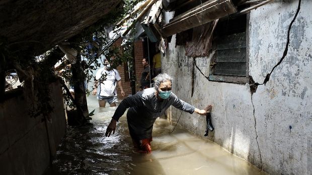 Longsor akibat banjir dan curah hujan tinggi di pemukiman warga, Jalan Kemang Timur XI. RT 12, RW 03, Kelurahan Bangka, Kemang. Jakarta Pusat. Minggu (21/2/2021). CNN Indonesia/Andry Novelino