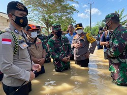 Pangdam Jaya-Kapolda Metro Tinjau Tanggul Citarum Jebol di Bekasi