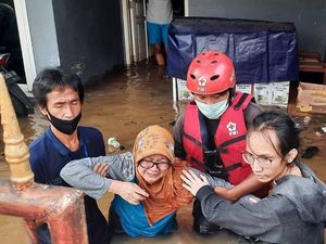 Tanggap Darurat Banjir, PMI Banten Turunkan Logistik & Relawan