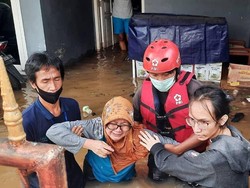 Tanggap Darurat Banjir, PMI Banten Turunkan Logistik & Relawan