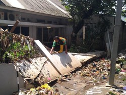 Tembok Rumah di Pondok Karya Jaksel Roboh Saat Banjir, Ada Suara Brug