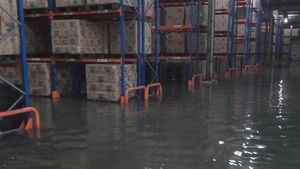 Potret Barang-barang di Minimarket Hanyut Kena Banjir