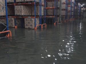 Potret Barang-barang di Minimarket Hanyut Kena Banjir