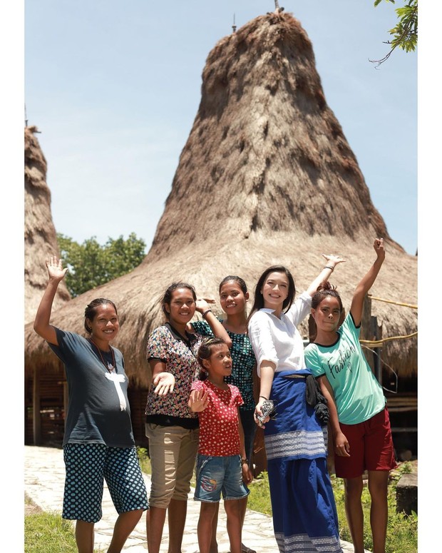 Raline Shah Bersama Warga Desa Waruwora Raline Shah Bersama Warga Desa Waruwora/instagram.com/ralineshah