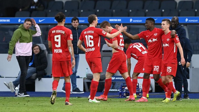 BERLIN, GERMANY - FEBRUARY 21: Nordi Mukiele of RB Leipzig celebrates with Yussuf Poulsen, Lukas Klostermann, Marcel Halstenberg, Tyler Adams and Dani Olmo after scoring his teams second goal during the Bundesliga match between Hertha BSC and RB Leipzig at Olympiastadion on February 21, 2021 in Berlin, Germany. Sporting stadiums around Germany remain under strict restrictions due to the Coronavirus Pandemic as Government social distancing laws prohibit fans inside venues resulting in games being played behind closed doors. (Photo by Pool/Filip Singer - Pool/Getty Images)
