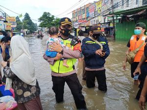 2.576 Polisi Dikerahkan Bantu Korban Banjir Jakarta dan Tanggul Citarum Jebol