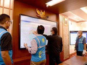 Upaya PLN Pulihkan Aliran Listrik di Daerah Banjir