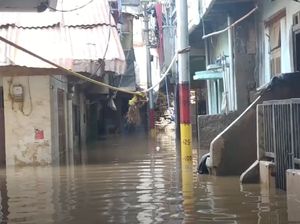 Sempat Surut, Banjir di Kebon Pala Jaktim Naik Lagi Sekitar 90 Cm Sempat Surut, Banjir di Kebon Pala Jaktim Naik Lagi Sekitar 90 Cm