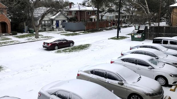 Suasana kota Houston di Texas, Amerika Serikat, saat cuaca dingin ekstrem melanda pada Senin (15/2).