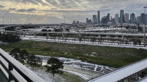 Suasana kota Houston di Texas, Amerika Serikat, saat cuaca dingin ekstrem melanda pada Senin (15/2).