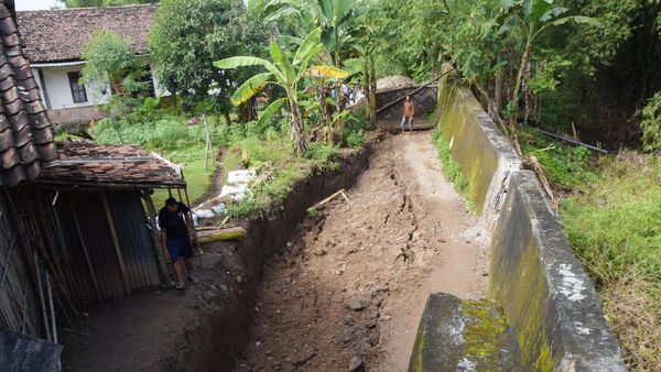 Tanah di Desa Buduran Madiun Ambles Sedalam 2 Meter
