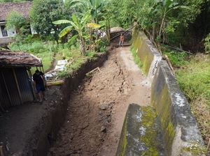 Tanah di Desa Buduran Madiun Ambles Sedalam 2 Meter