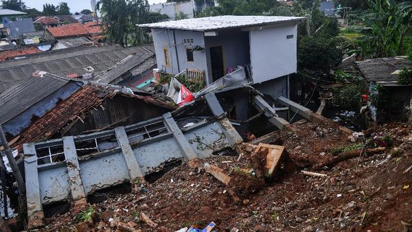 5 Rumah Terdampak Tanah Longsor di Bangka, Jakarta Selatan