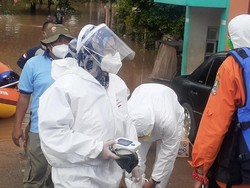 Puskesmas Jatiasih Evakuasi Pasien COVID-19 Usai 2 Hari Terdampak Banjir