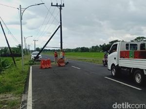 7 Tiang Listrik Berdiri di Tengah Jalan Banyuwangi