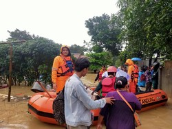 Tim SAR Gabungan Evakuasi Ratusan Warga Terdampak Banjir Karawang