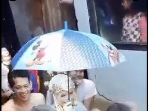 Pengantin Wanita Naik Bak Mandi Bayi Tembus Banjir Demi ke KUA
