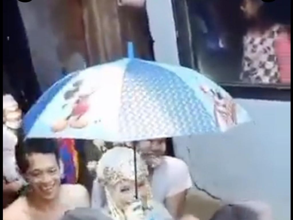 Pengantin Wanita Naik Bak Mandi Bayi Tembus Banjir Demi ke KUA Pengantin Wanita Naik Bak Mandi Bayi Tembus Banjir Demi ke KUA