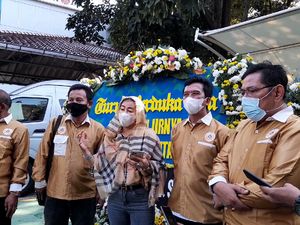 Karangan Bunga Satire Wanita Emas Untuk Anies Tiba di Balai Kota DKI